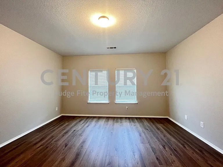 3104 Kennedy Dr — Photo 2