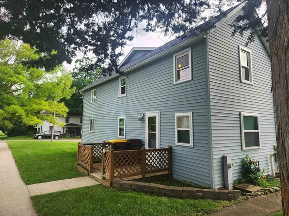 209 E Main St, Dakota, IL 61018