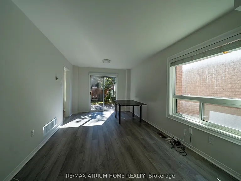 179 Elena Cres — Photo 2