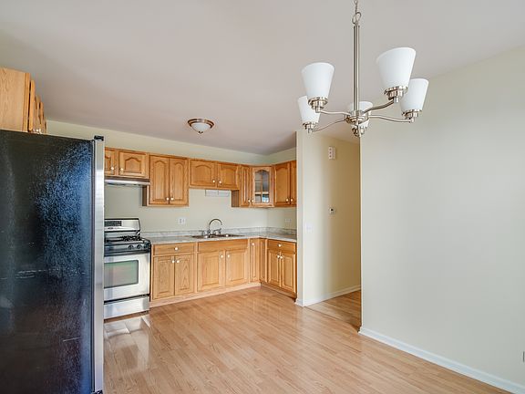 4th image of 30W160 Maplewood Ct