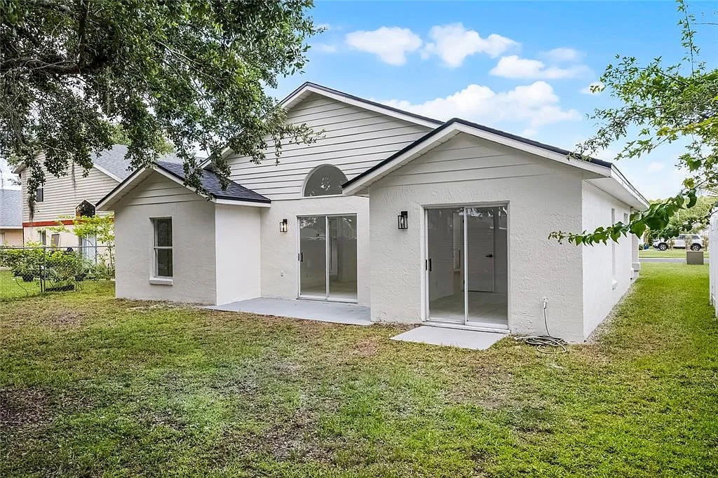 3 bed, 2.0 bath, 1565 sqft, $2,299 — Photo 3