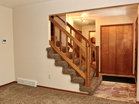 4th image of 557 E South Boundary St