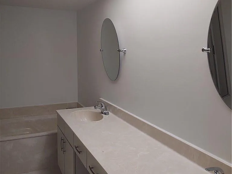 5801 Coach House Cir #B — Photo 17