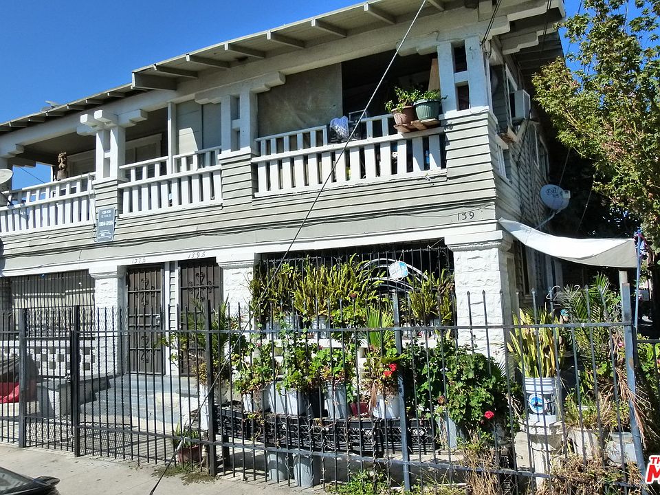 1st image of 135 E 31st St