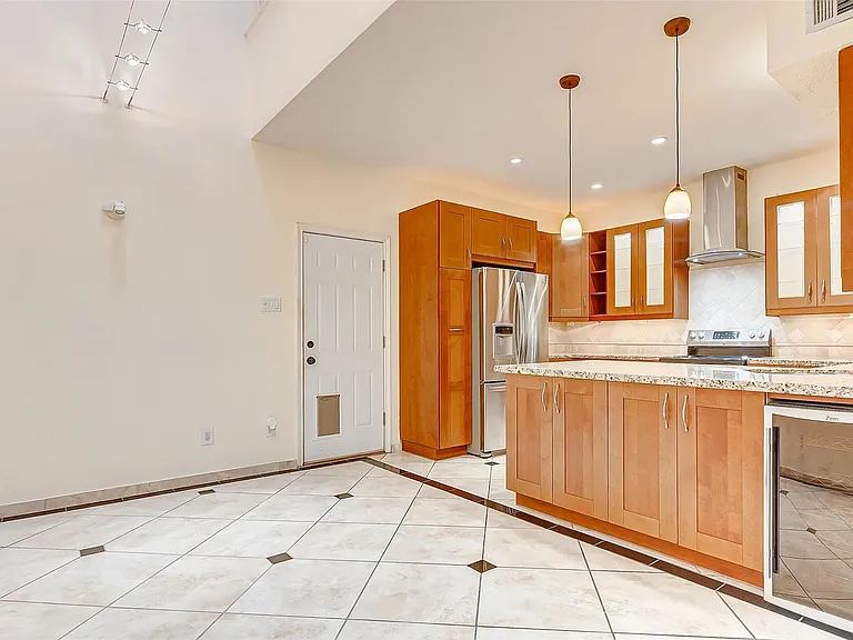 7350 Kirby Dr #5 — Photo 3