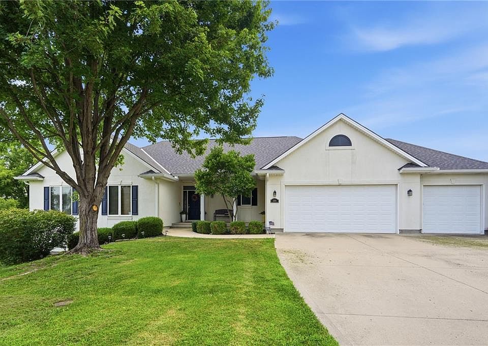 1st image of 1301 NE Horizon Dr