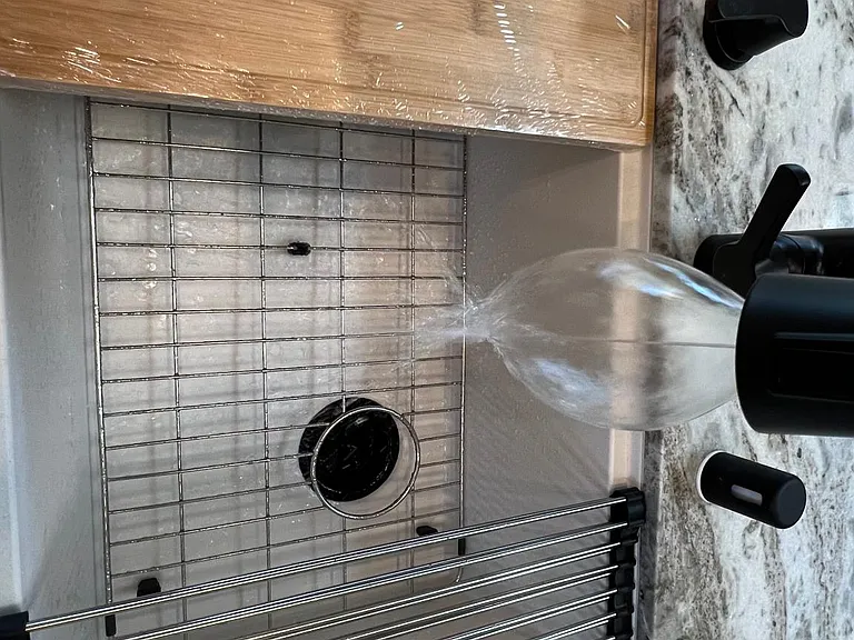 kitchen sink; 1 hole basin with 1 drain, easy reach disposal button, no splash facuet mode, built in drying rack and cutting board, lower sink drying rack; all removable