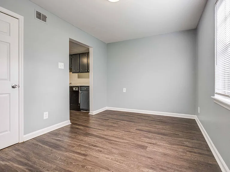 Country Club Apartments — Photo 14