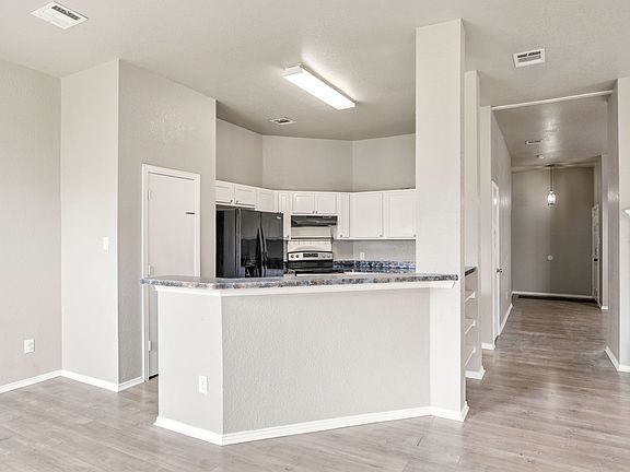 5th image of 119 Lipan St