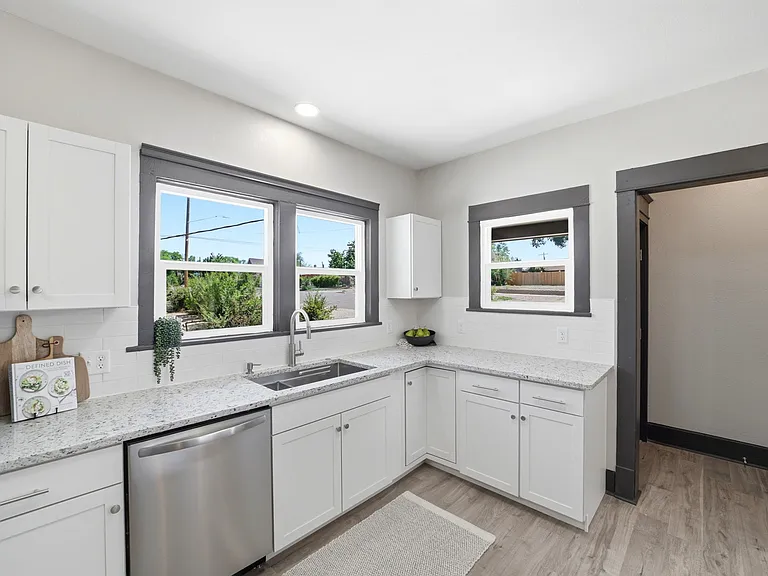 330 Jefferson St — Photo 35