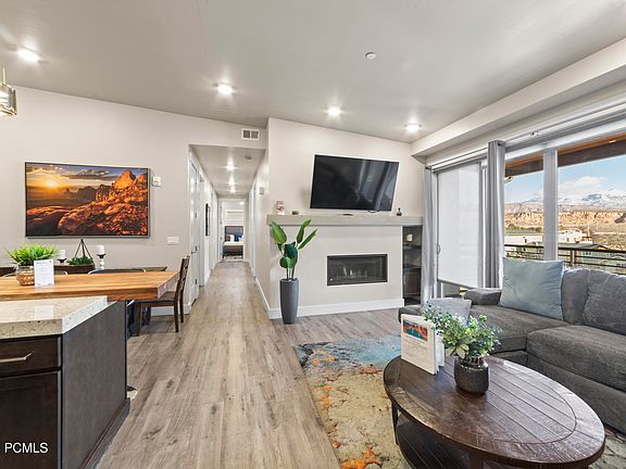 2nd image of 2331 Mesa Rd #D-12