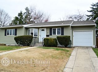 17 Abbey Ln, Plainview, NY 11803