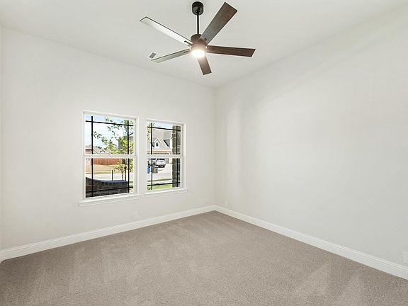 5th image of 402 Laurel Ln