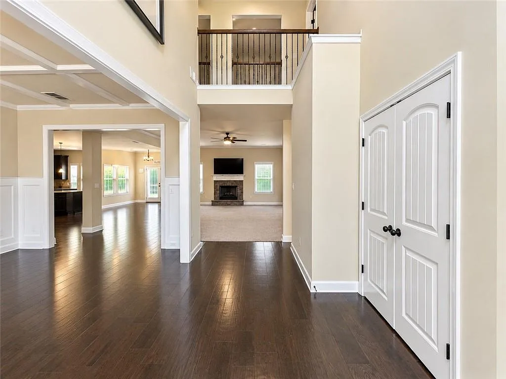 5 bed, 4.5 bath, 3558 sqft, $3,600 — Photo 2