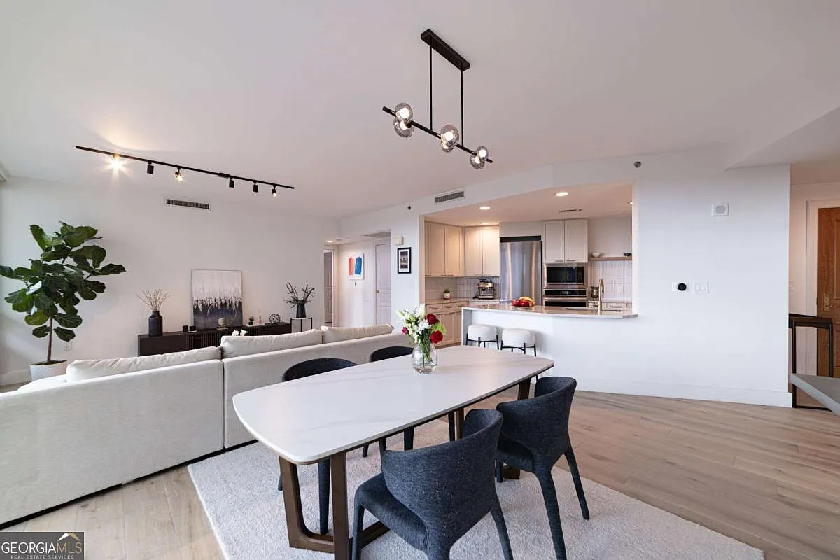 700 Park Regency Pl NE APT 1306 photo 1