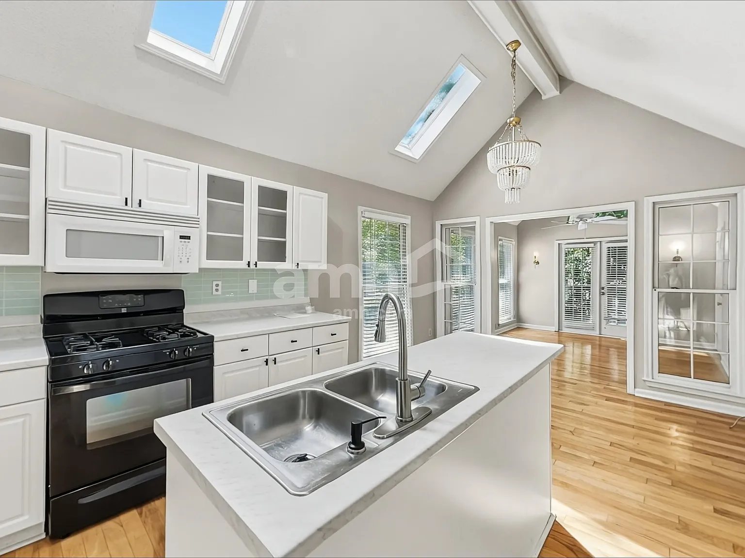 4 bed, 3.0 bath, 3400 sqft, $3,020 — Photo 3