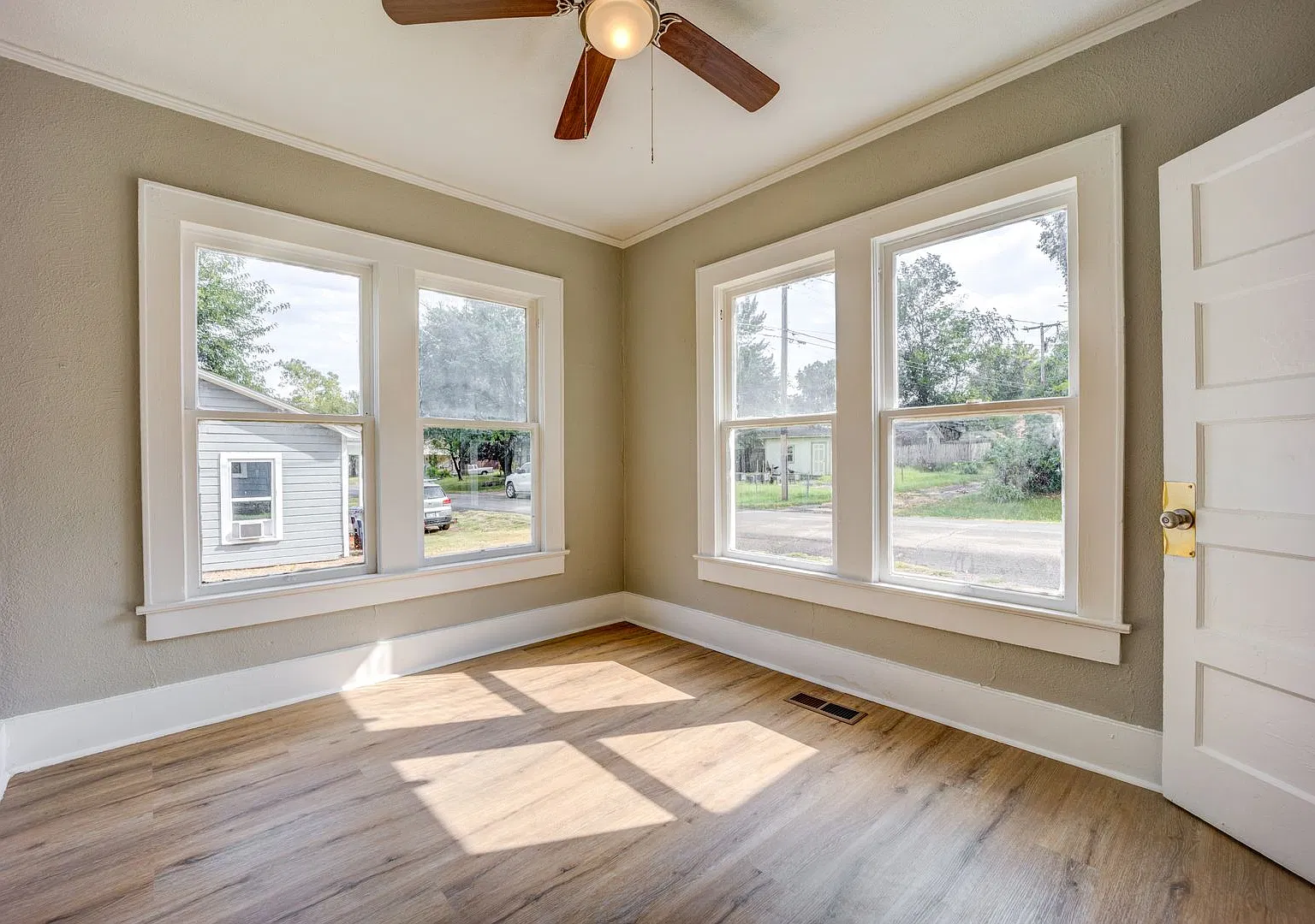 Freshly Updated 3 Bedroom House — Photo 3