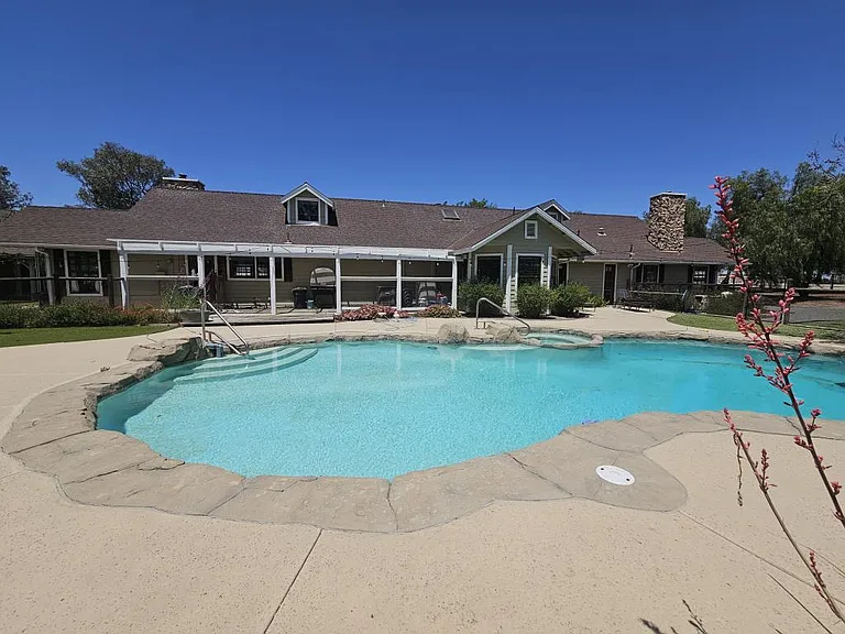 22530 Rolling Meadows Dr — Photo 1
