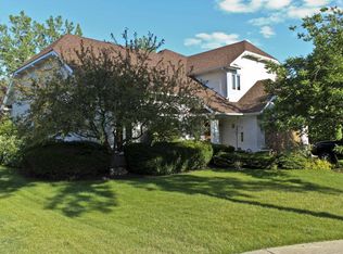 2S407 Golfview Dr, Glen Ellyn, IL 60137