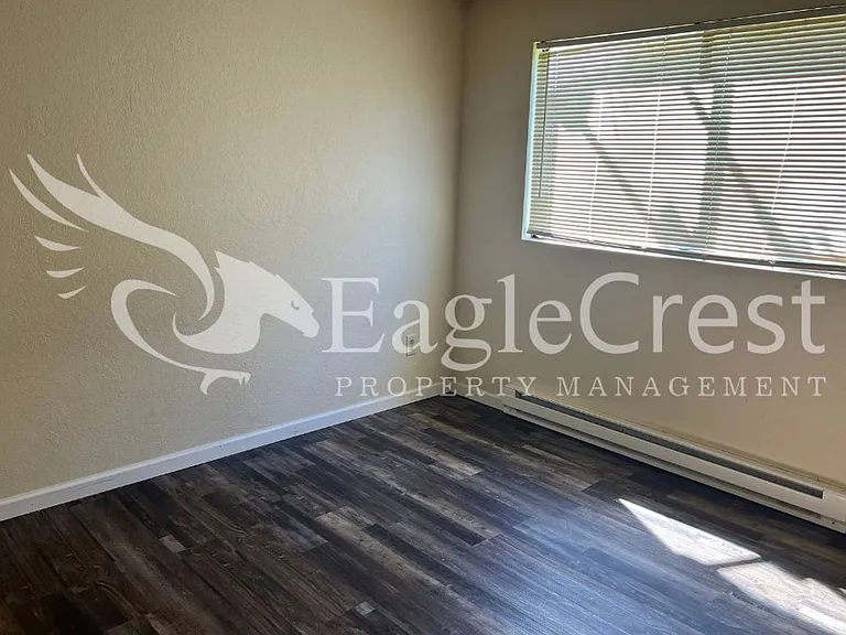 320 NE C St — Photo 14