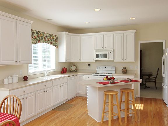 Kitchen has breakfast bar.