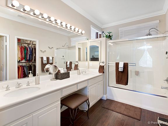 Master bath w dbl sink