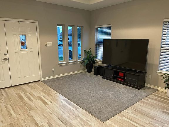 4th image of 411 Jazmin Dr