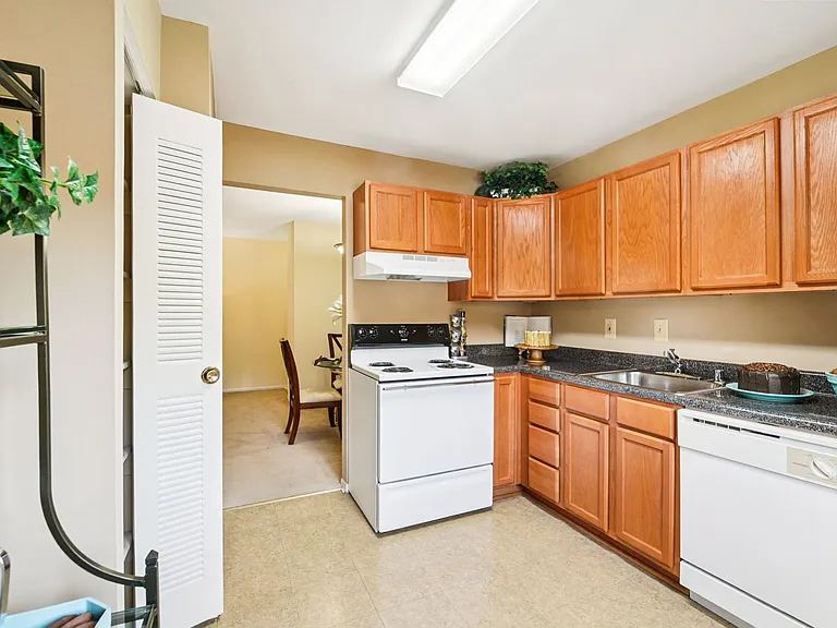 2 Bedroom 947 SF - Kitchen / Full Size Washer, Dryer, Dishwasher and Pantry Closet