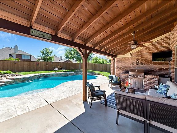 3rd image of 2909 Preston Ln