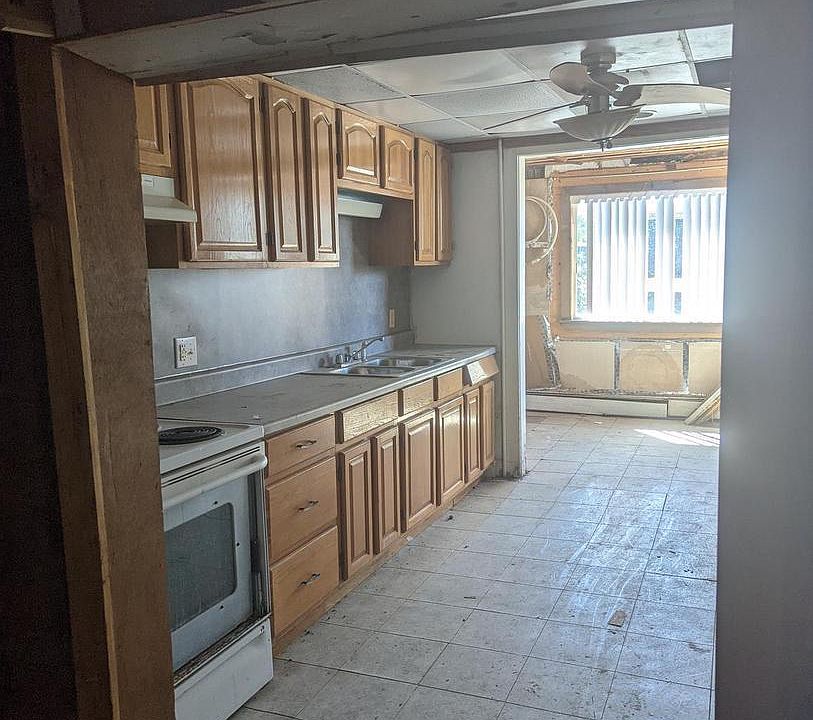 2nd image of 212 E Lloyd St