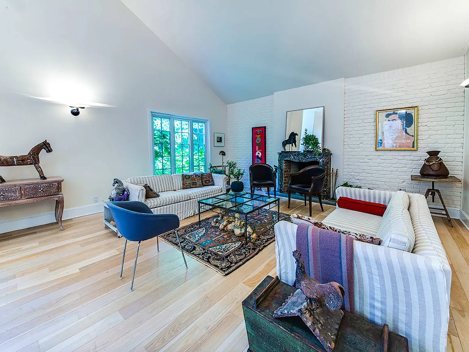 Rent On a Quiet cul-de-sac Behind a Private Gate — Photo 4