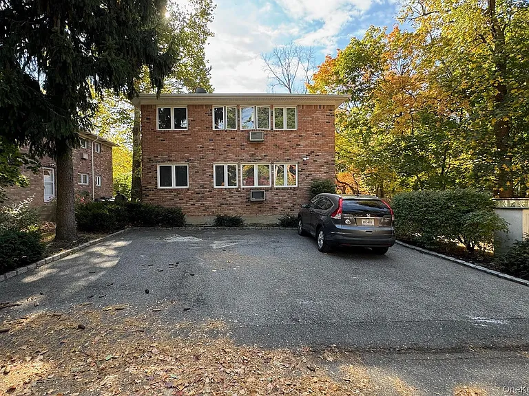 14 Cornwall Ln — Photo 1