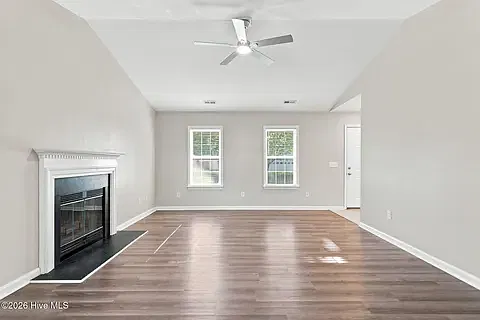 3 bed, 1345 sqft, $2,195 — Photo 4