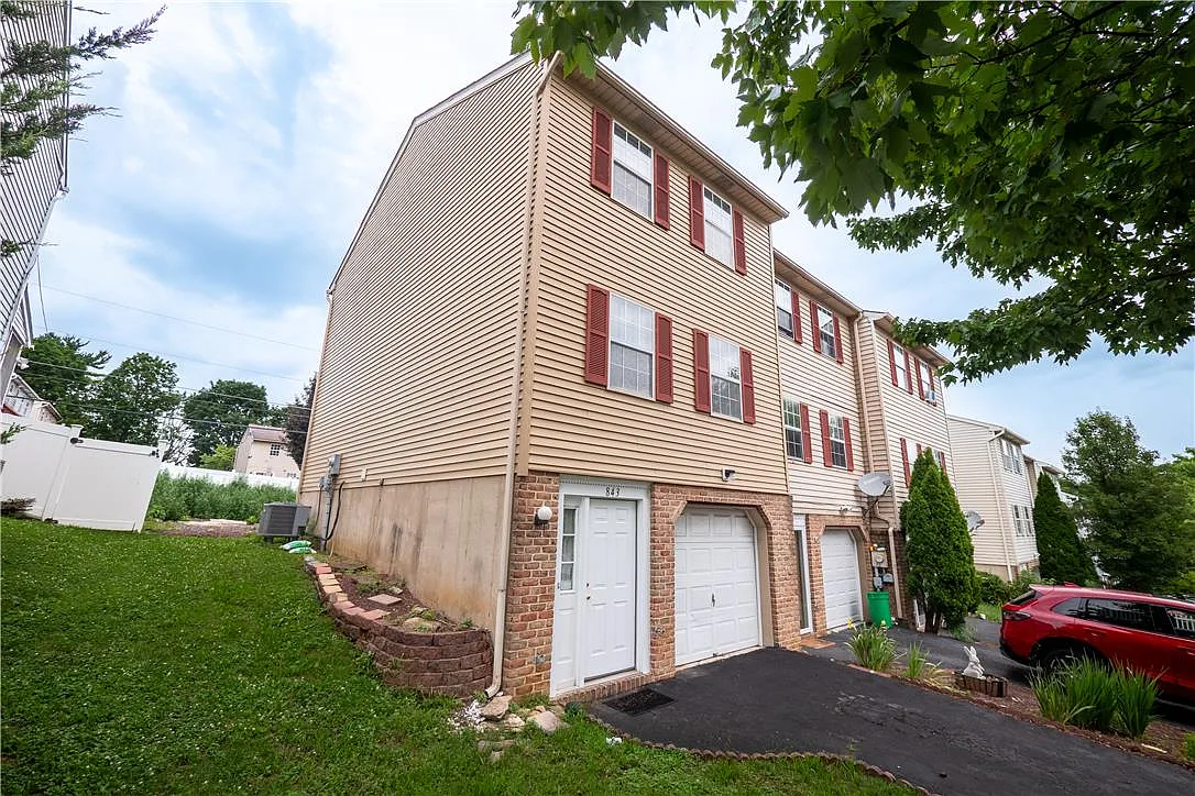 3 bed, 1.5 bath, 1152 sqft, $2,000 — Photo 2