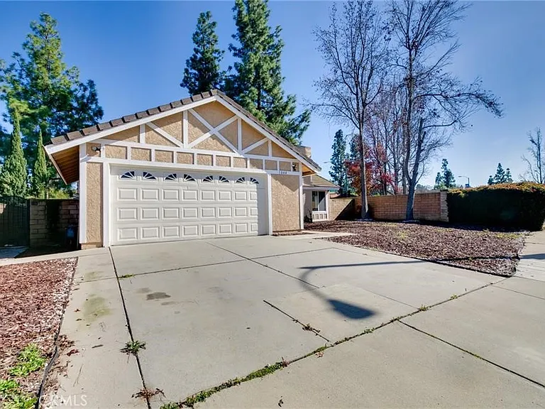 1044 Cogburn Ln — Photo 2