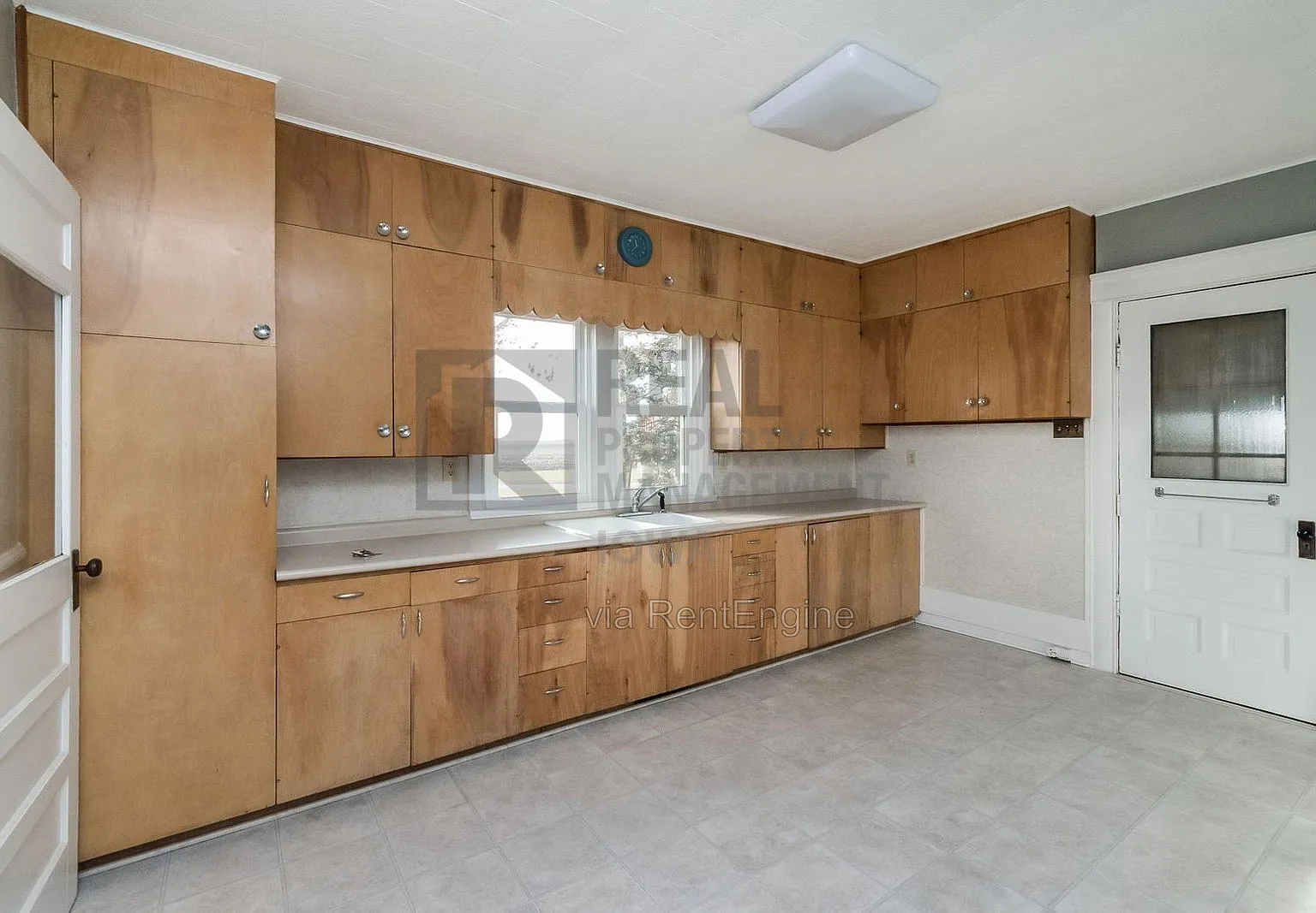4 bed, 2.0 bath, 2136 sqft, $1,595 — Photo 4