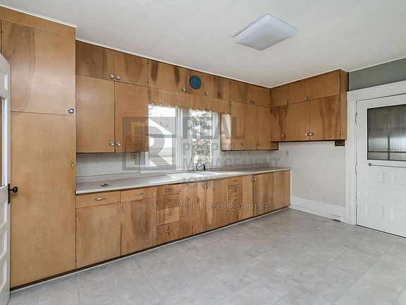 4th image of 1667 W Ave