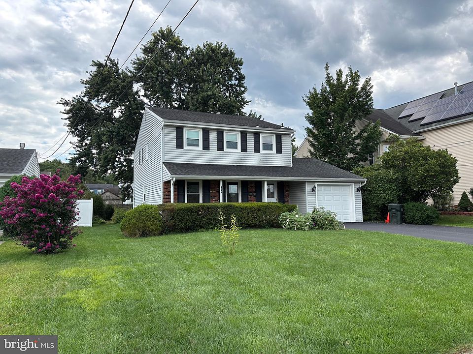 2nd image of 134 Fernwood Ave