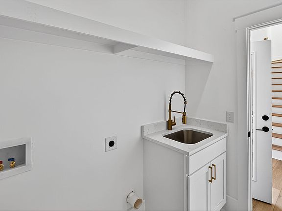 4th image of 111 Kenneth Ln