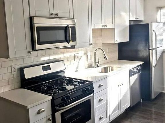 3rd image of 3200 Greenwood Blvd