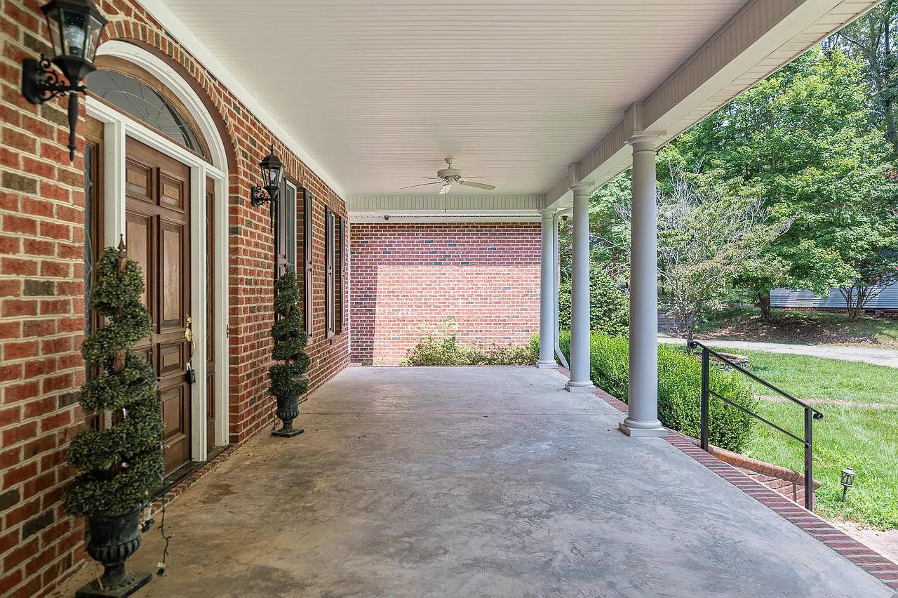 3 bed, 4508 sqft, $5,800 — Photo 3