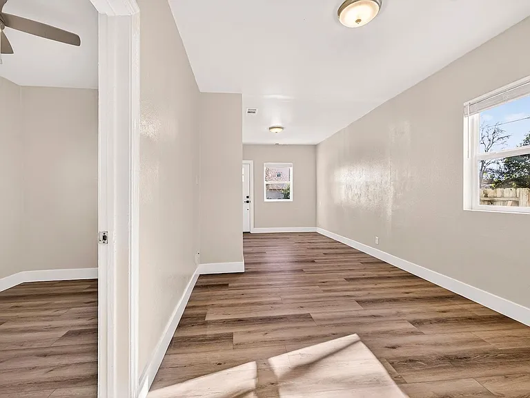 1128 W 5th St — Photo 4
