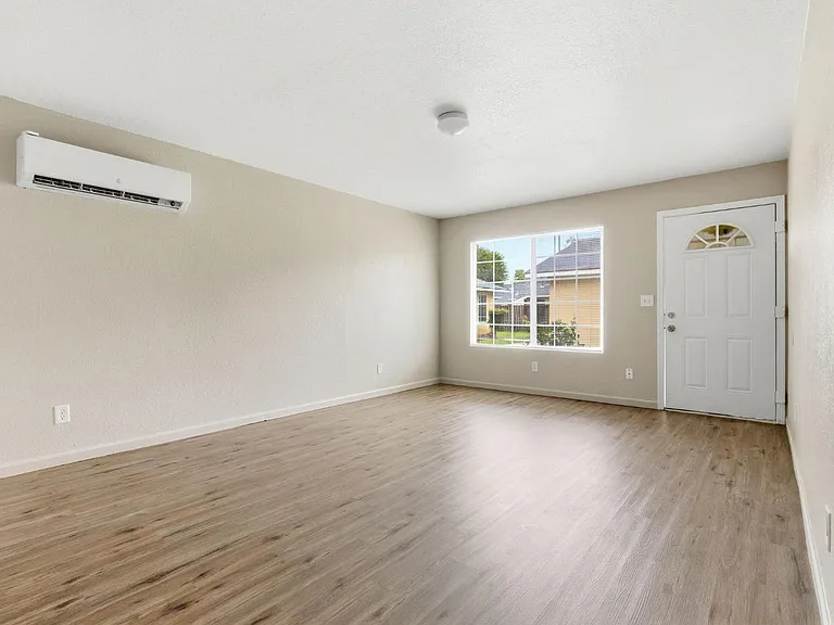 616 S Irwin St #C — Photo 8
