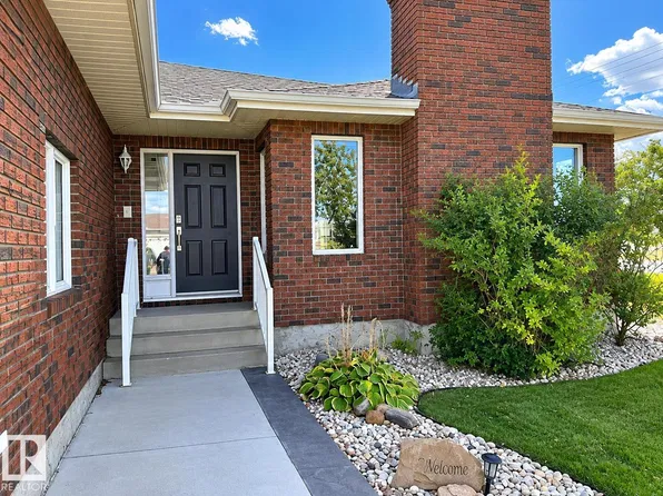 5413 47th Ave, Vegreville, AB T9C 1N4