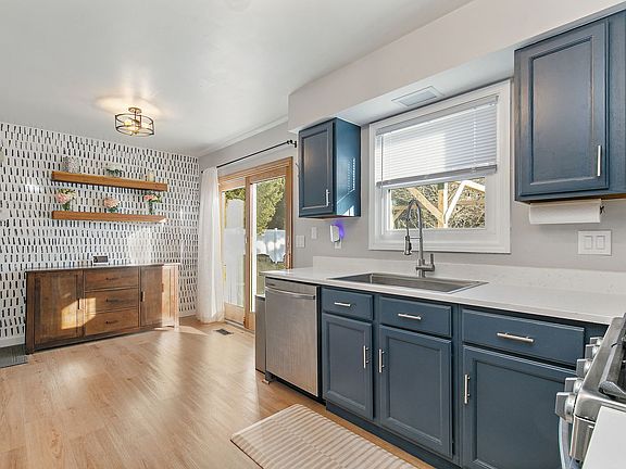 3rd image of 1809 Cambridge Dr