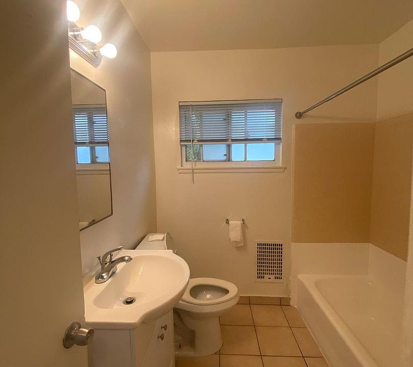2nd image of 1072 W Wilson St #C