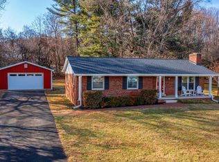 9 Honeybee Ave, Round Hill, VA 20141