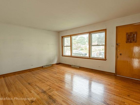 3rd image of 548 Vassar Ln