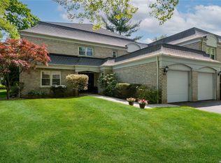 46 Fairway Dr #46, Manhasset, NY 11030