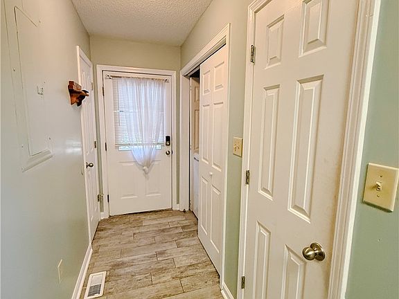 5th image of 502 E Hampton St